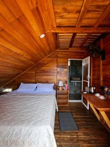 Postel nebo postele na pokoji v ubytování Paradise Point Nature Cabana Kandy