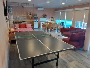 Una sala de estar con una mesa de ping pong. en Casa quinta, en Carmen de Areco
