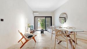a dining room with a table and chairs at Luxueux appartement avec terrase sur la mer in Grimaud +18 photos