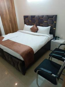 Postel nebo postele na pokoji v ubytování Soooper Hotel