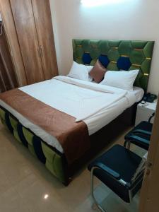 Postel nebo postele na pokoji v ubytování Soooper Hotel