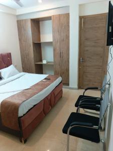 Postel nebo postele na pokoji v ubytování Soooper Hotel