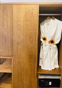een kast met een wit shirt met bloemen erop bij Oriana Hotel by OnHotelRooms in Vân Lũng