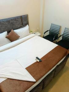 Postel nebo postele na pokoji v ubytování Soooper Hotel