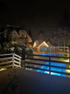 Bazén v ubytování Villa Bialka & Spa nebo v jeho okolí