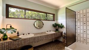 O baie la Coastal Vintage Cottage Brimming With Character and Charm Just Moments To Beaches, Bay and Cafes +15 fotografii