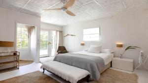 Un pat sau paturi într-o cameră la Coastal Vintage Cottage Brimming With Character and Charm Just Moments To Beaches, Bay and Cafes