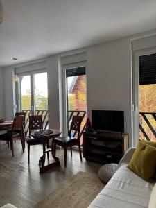 TV a/nebo společenská místnost v ubytování Villa Nada, Apartman Vučko, Divčibare