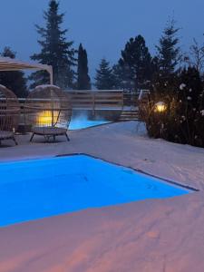 Bazén v ubytování Villa Bialka & Spa nebo v jeho okolí