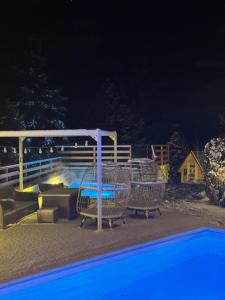Bazén v ubytování Villa Bialka & Spa nebo v jeho okolí