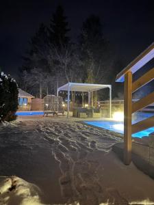 Bazén v ubytování Villa Bialka & Spa nebo v jeho okolí