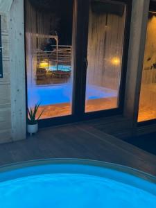 Bazén v ubytování Villa Bialka & Spa nebo v jeho okolí