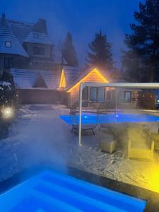 Bazén v ubytování Villa Bialka & Spa nebo v jeho okolí