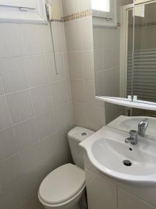 un bagno bianco con un water e un lavandino di Appartement près de la mer ad Argelès-sur-Mer