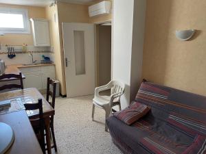 un soggiorno con divano e cucina di Appartement près de la mer ad Argelès-sur-Mer