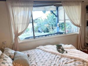 北克莱顿The Cactus View Room Train Staion的一间带床的卧室，配有大窗户