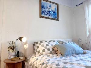 北克莱顿The Cactus View Room Train Staion的卧室里有一张床和一张带灯的桌子