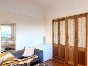 北克莱顿The Cactus View Room Train Staion的带沙发和床的客厅