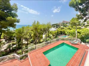 un'immagine di una piscina su un patio in mattoni di Preciosa Villa rodeada de pinos con vistas al mar - ServHouse a Benicàssim
