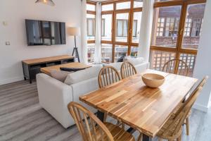 a living room with a table and a couch at Amplio Apartamento en Llanes Centro in Llanes