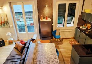 a living room with a couch and a kitchen at rubino home in Sestri Levante