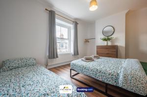 Postel nebo postele na pokoji v ubytování Stylish 2 BR Townhouse By StirkMartin Stays Short Lets & Serviced Accommodation Cardiff With Free Parking & Sleeps5