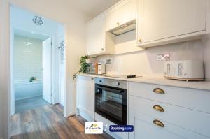 Kuchyň nebo kuchyňský kout v ubytování Stylish 2 BR Townhouse By StirkMartin Stays Short Lets & Serviced Accommodation Cardiff With Free Parking & Sleeps5