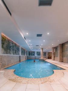 Bazén v ubytování Urban Hotel & Spa Aix-les-Bains - BW Signature Collection nebo v jeho okolí