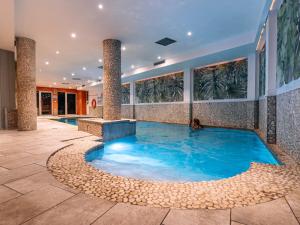 Bazén v ubytování Urban Hotel & Spa Aix-les-Bains - BW Signature Collection nebo v jeho okolí