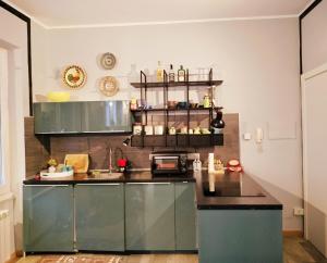 cocina con armarios verdes y encimera en rubino home, en Sestri Levante