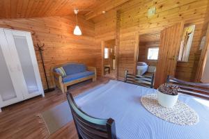 ein Wohnzimmer mit einem Tisch und einem blauen Stuhl in der Unterkunft Yyteri Camping Cottages in Yyteri + 26 Fotos