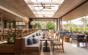 Posezení v ubytování Hotel Indigo Bintan Lagoi Beach by IHG