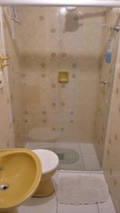 une salle de bain avec une douche avec des toilettes et un lavabo dans l'établissement Ap em Balneário Camboriú, à Balneário Camboriú