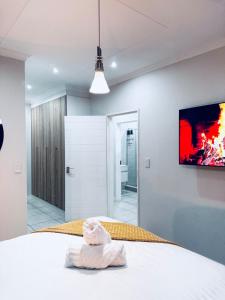 Postel nebo postele na pokoji v ubytování The Blyde Pretoria 2 bed 2 bath apartment