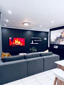 TV a/nebo společenská místnost v ubytování The Blyde Pretoria 2 bed 2 bath apartment