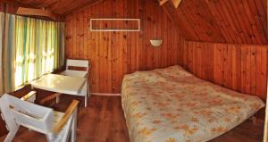 Posteľ alebo postele v izbe v ubytovaní Campsite Leiputrija