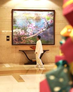 Uma TV ou centro de entretenimento em Shangri-La Chengdu