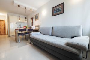 een woonkamer met een bank en een tafel bij Center Brela Apartment in Brela
