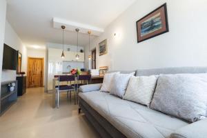 een woonkamer met een bank en een eetkamer bij Center Brela Apartment in Brela