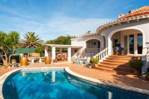 una villa con piscina y una casa en Villa Las Terrazas - Es Canutells, en Es Canutells