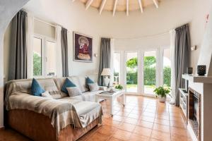 Una sala de estar con un sofá y una chimenea. en Villa Las Terrazas - Es Canutells, en Es Canutells