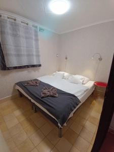 Postel nebo postele na pokoji v ubytování Színes Apartmanok és Kemencés Apartmanok + 23 fotografií