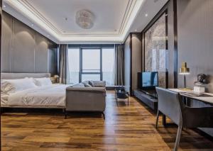 Postel nebo postele na pokoji v ubytování Roosevelt Service Apartment Chongqing Jiefangbei Pedestrian Street Hongyadong Branch