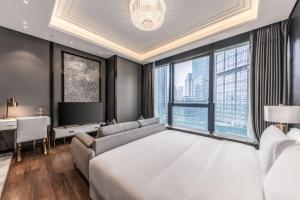 Postel nebo postele na pokoji v ubytování Roosevelt Service Apartment Chongqing Jiefangbei Pedestrian Street Hongyadong Branch