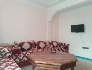 TV a/nebo společenská místnost v ubytování appartement de vacance Aourir2
