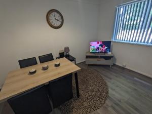 TV a/nebo společenská místnost v ubytování K Suites - Harrogate Terrace 2 + 4 fotografie