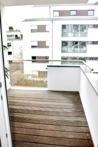 Balkoni atau teres di DUHA HOMES - 1 Zimmer Apartment, Küche, Self-Check-in, Stellplatz +6 gambar
