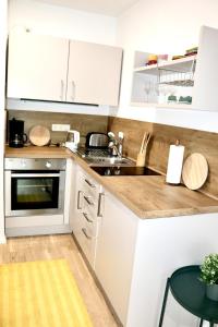 Dapur atau dapur kecil di DUHA HOMES - 1 Zimmer Apartment, Küche, Self-Check-in, Stellplatz
