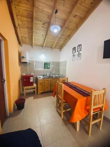 eine Küche mit Tisch und Stühlen in einem Zimmer in der Unterkunft Casitas del Champaqui in Villa Yacanto + 8 Fotos