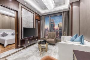 TV a/nebo společenská místnost v ubytování Roosevelt Service Apartment Chongqing Jiefangbei Pedestrian Street Hongyadong Branch